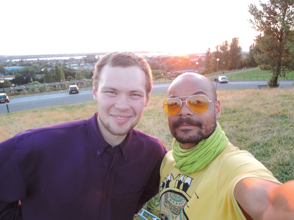 Au coucher de soleil sur la colline avec Ivan