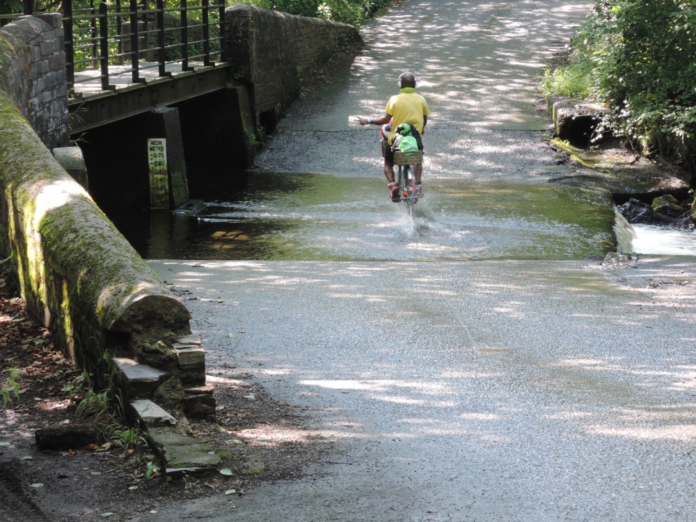 Et oui, il faut traverser les rivières à vélo, même pas peur!